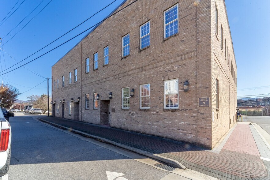 9 Stewart St, Franklin, NC à vendre - Photo principale – Image 1 sur 28