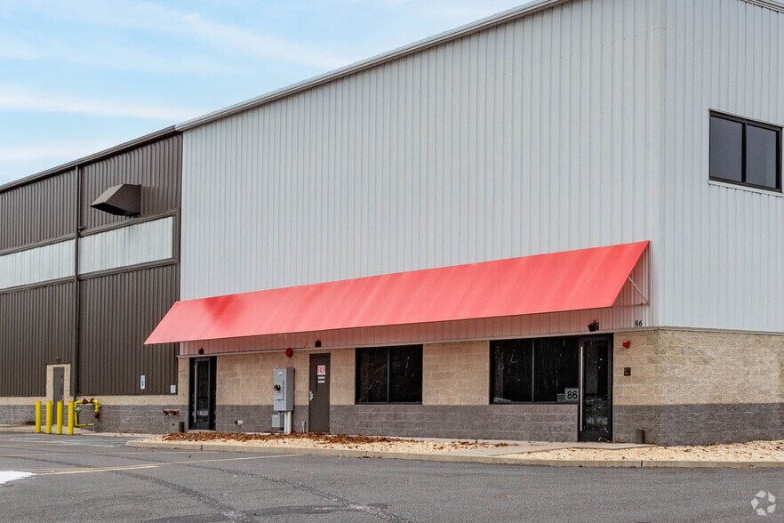 86 Industrial Rd, Wainscott, NY à louer - Photo de l’immeuble – Image 3 sur 4