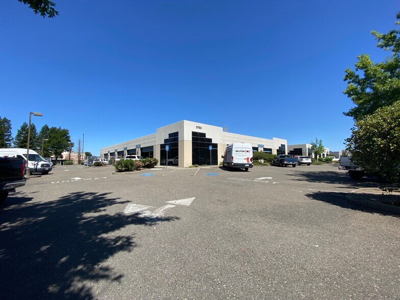 5793 Skylane Blvd, Windsor, CA à louer - Photo de l’immeuble – Image 3 sur 7