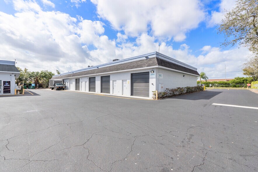 3866 Prospect Ave, West Palm Beach, FL à louer - Photo de l’immeuble – Image 3 sur 10