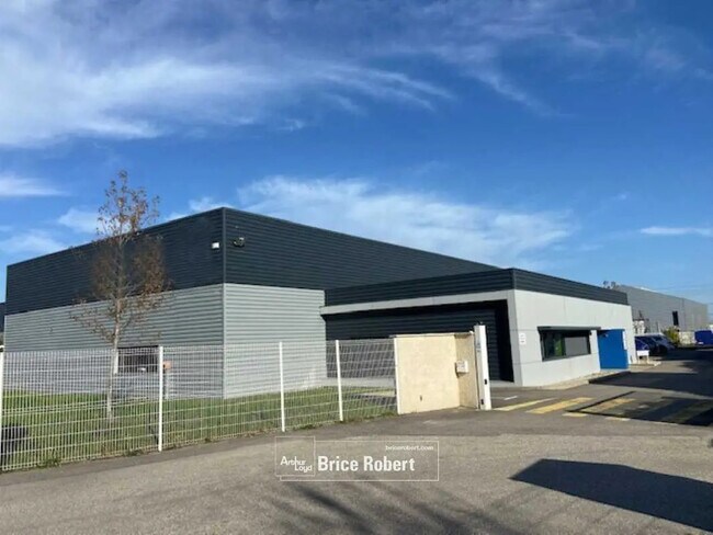 Plus de détails pour 8 Bis Avenue Docteur Schweitzer, Meyzieu - Bureau, Local d'activités à louer