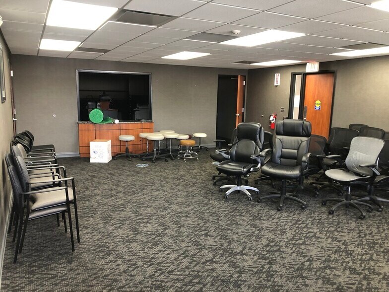 3701 E 13 Mile Rd, Warren, MI à vendre - Photo de l’immeuble – Image 2 sur 5
