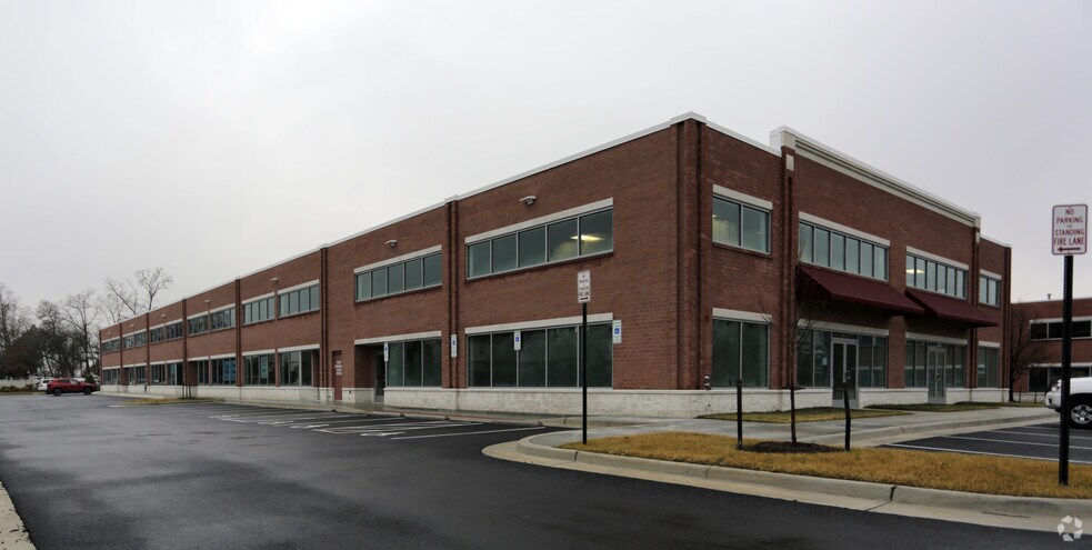 22149 Davis Dr, Sterling, VA à louer - Photo de l’immeuble – Image 2 sur 9