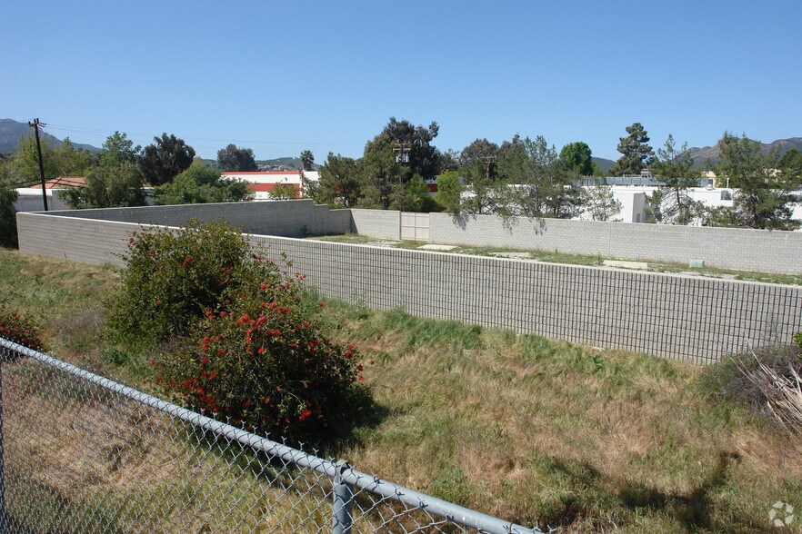 670 Lawrence Dr, Thousand Oaks, CA à vendre - Photo de l’immeuble – Image 2 sur 5