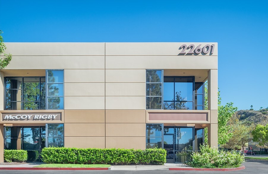 22605 La Palma Ave, Yorba Linda, CA à louer - Photo de l’immeuble – Image 3 sur 4