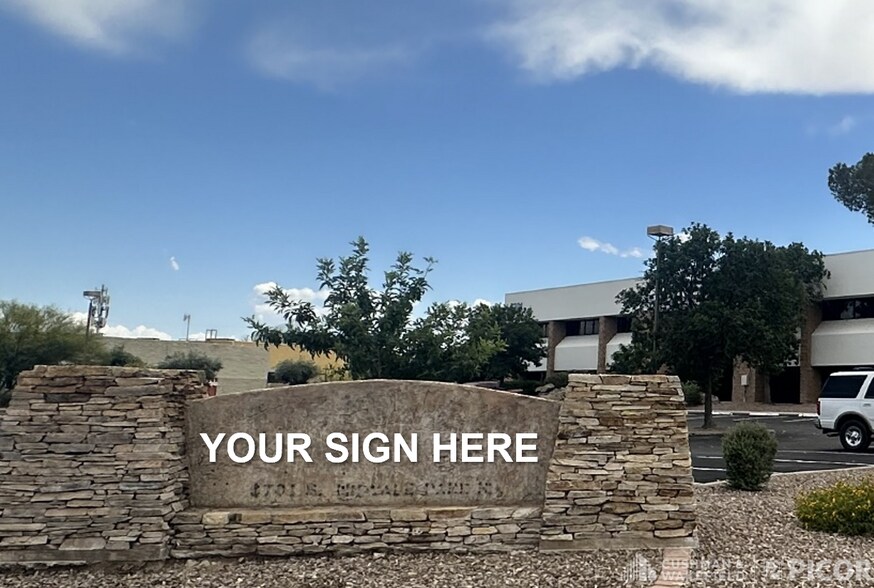 6701 S Midvale Park Rd, Tucson, AZ à louer - Photo de l’immeuble – Image 2 sur 8