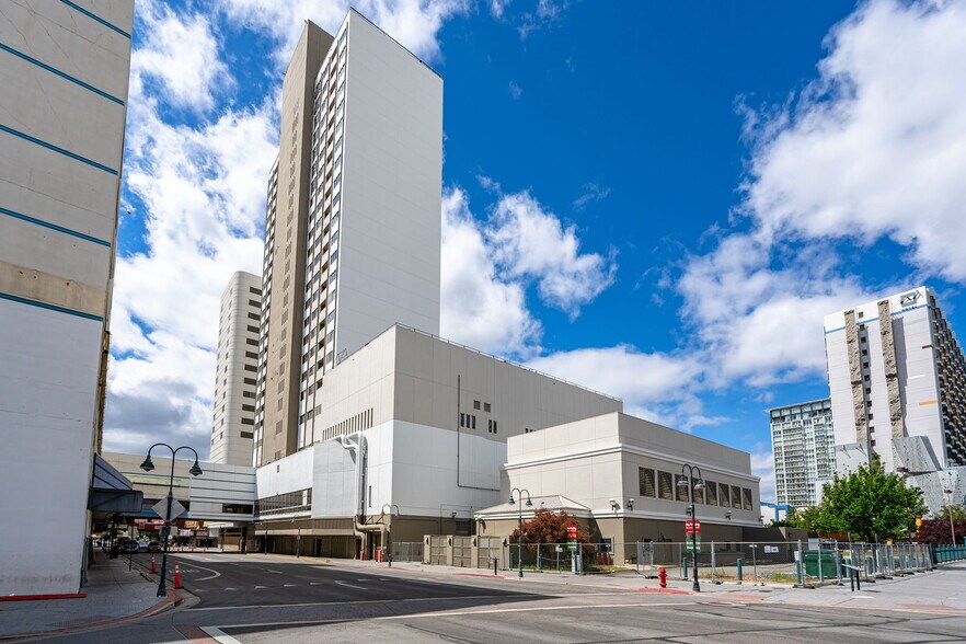 219 University Way, Reno, NV à louer - Photo de l’immeuble – Image 2 sur 4