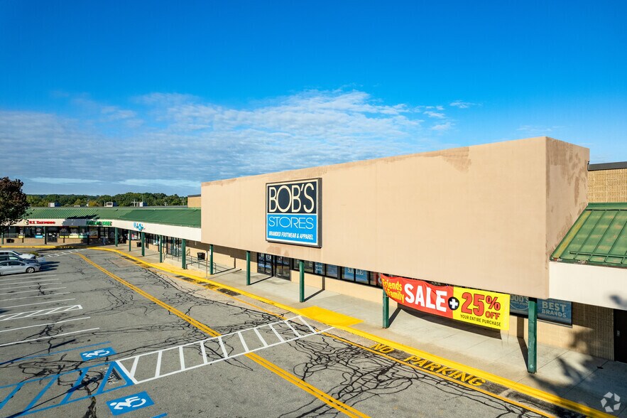 1400 Oaklawn Ave, Cranston, RI à louer - Photo de l’immeuble – Image 1 sur 4