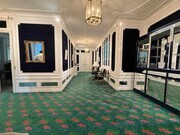 Un hall d'entrée élégant au charme intemporel.