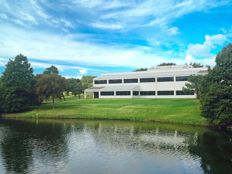 300 Decker Dr, Irving, TX à louer - Photo de l’immeuble – Image 2 sur 22