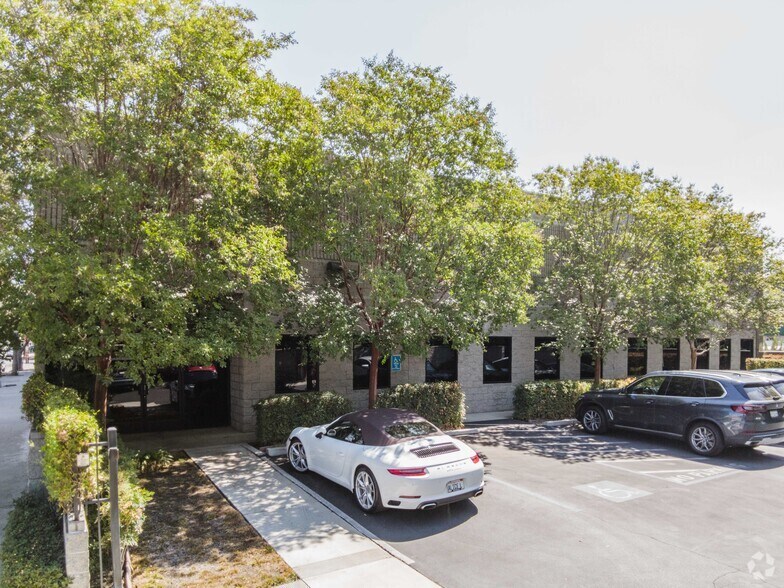 16216 Kittridge St, Van Nuys, CA à louer - Photo de l’immeuble – Image 2 sur 4