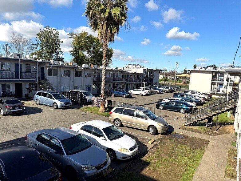 695 Plaza Ave, Sacramento, CA à vendre - Photo de l’immeuble – Image 1 sur 10
