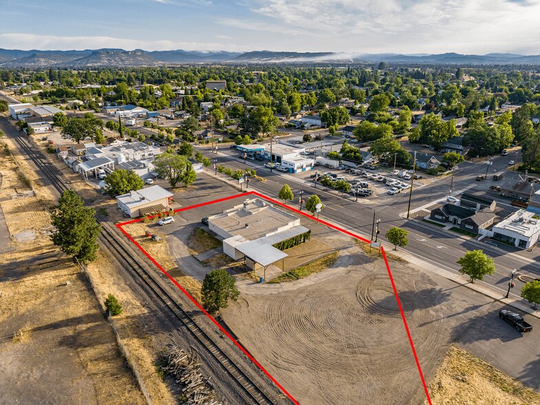 211 Front St, Central Point, OR à vendre - Photo de l’immeuble – Image 3 sur 65