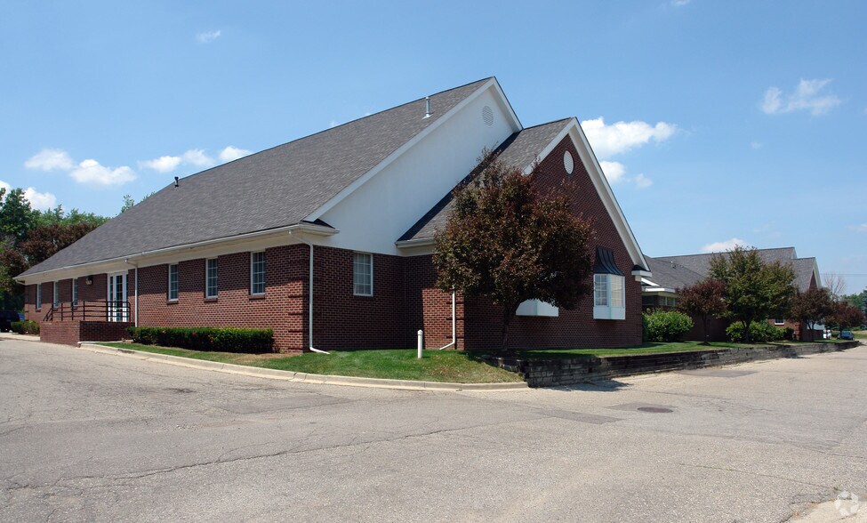 8391 Commerce Rd, Commerce Township, MI à louer - Photo de l’immeuble – Image 3 sur 3