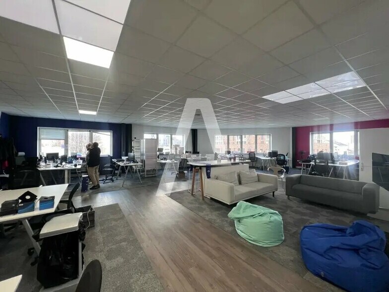 Local d’activités dans Ivry-sur-Seine à louer - Photo de l’immeuble – Image 1 sur 7