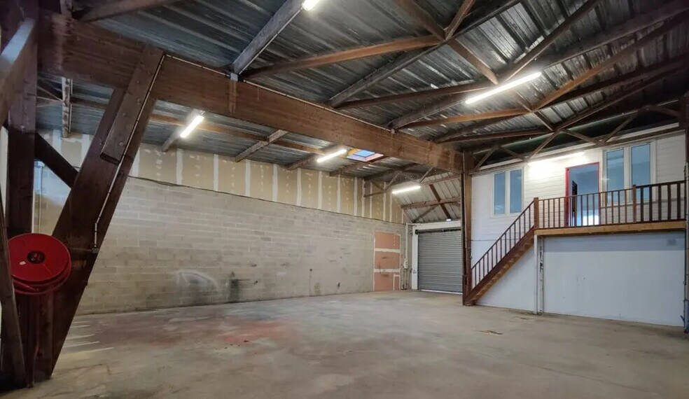 Local d’activités dans Saint-Pierre-lès-Elbeuf à louer - Photo intérieure – Image 2 sur 2