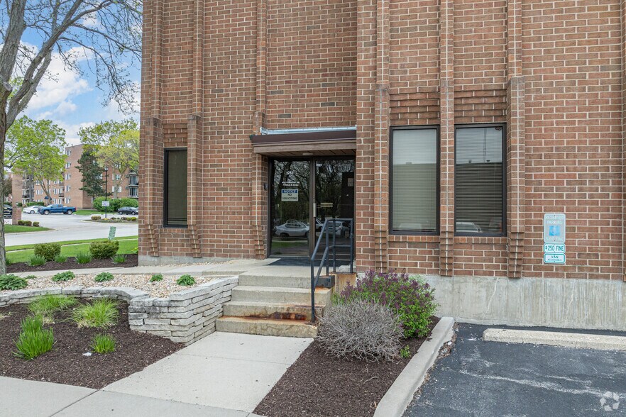 1035 N Hilltop Dr, Itasca, IL à louer - Photo de l’immeuble – Image 2 sur 5