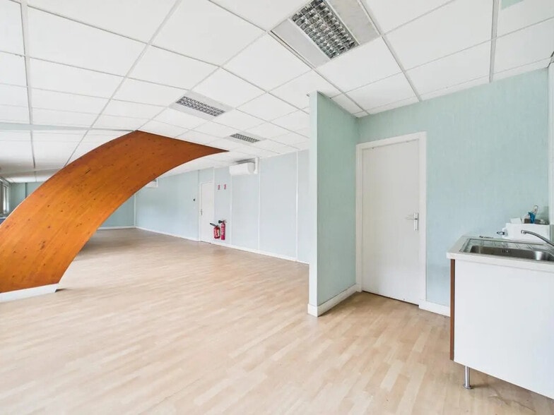 Local d’activités dans Wissous à louer - Photo de l’immeuble – Image 3 sur 4