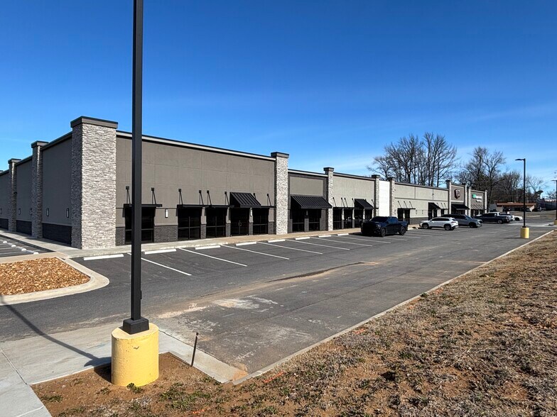 700 John Harden Dr, Jacksonville, AR à louer - Photo de l’immeuble – Image 3 sur 15