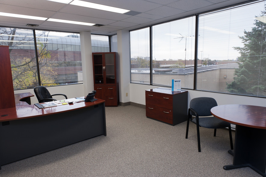 5800 Ambler Dr, Mississauga, ON à louer - Photo de l’immeuble – Image 2 sur 9