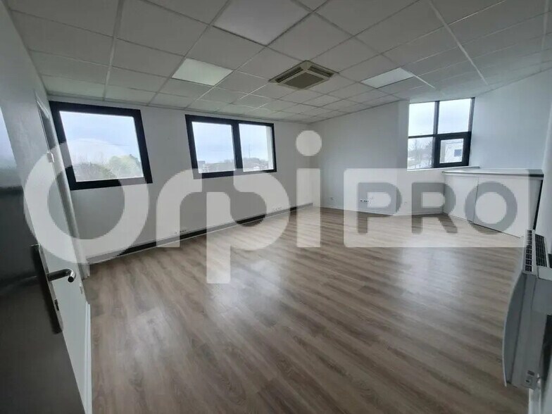 Bureau dans Reims à louer - Photo de l’immeuble – Image 3 sur 10