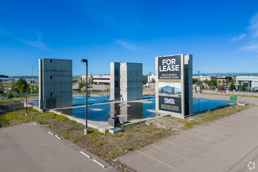 3687 63rd Ave NE, Calgary, AB à louer - Photo de l’immeuble – Image 1 sur 8