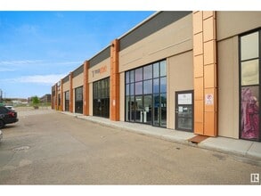 9166 34A Av NW, Edmonton, AB à louer Photo de l’immeuble– Image 2 sur 14