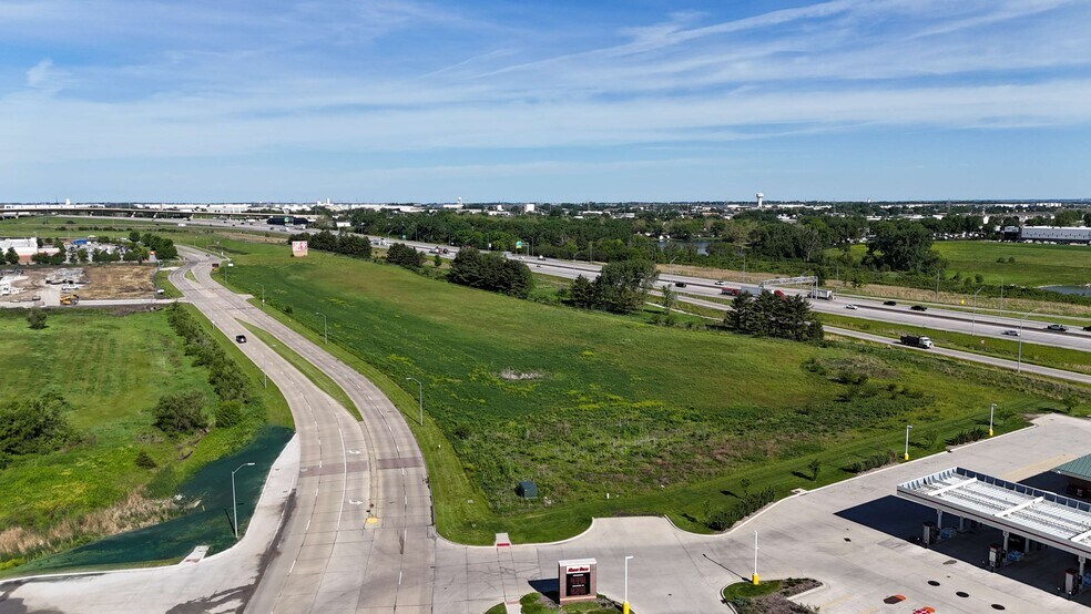 Plum Dr, Urbandale, IA à vendre - Photo de l’immeuble – Image 3 sur 6