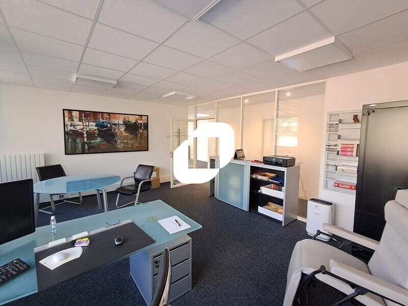 Bureau dans Rueil-Malmaison à vendre Photo de l’immeuble– Image 1 sur 9