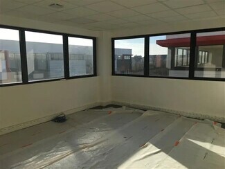 Plus de détails pour Local d'activités à louer