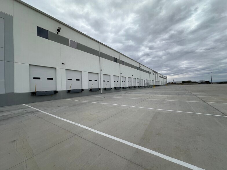 102 Tottenham Dr., Laredo, TX à louer - Photo de l’immeuble – Image 2 sur 8