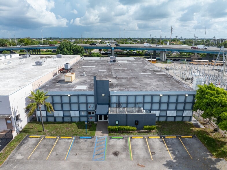 601 W 20th St, Hialeah, FL à louer - Photo de l’immeuble – Image 3 sur 20