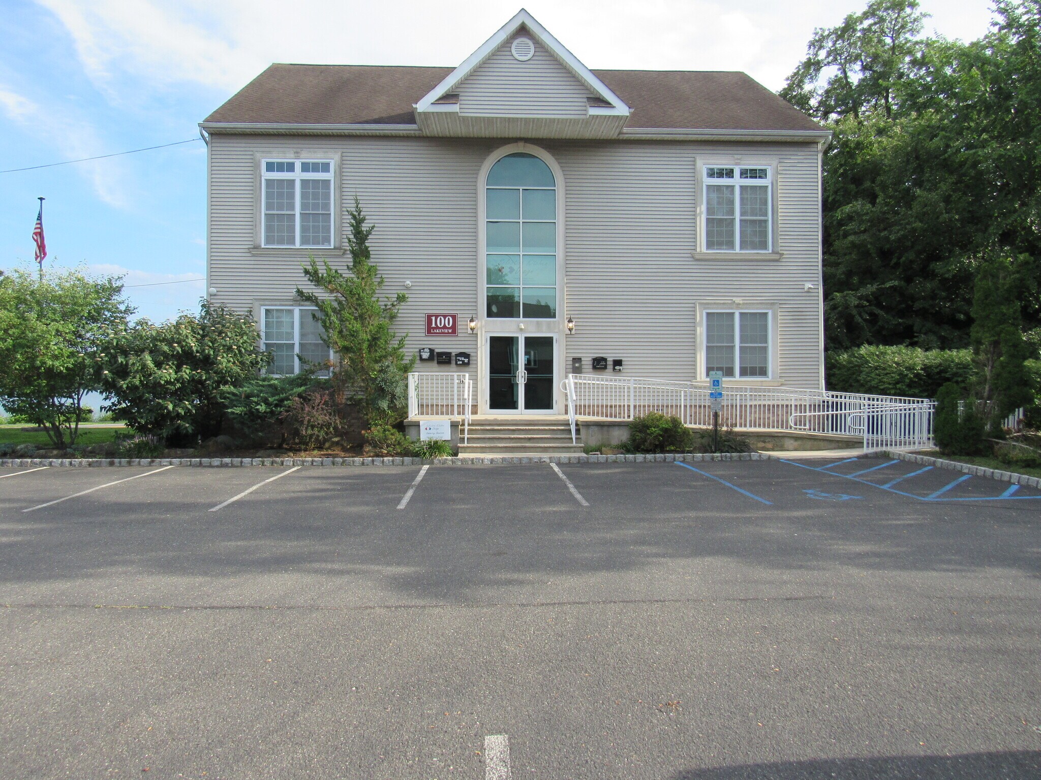 100 Lakeview Ave, Jamesburg, NJ à louer Photo de l’immeuble– Image 1 sur 7