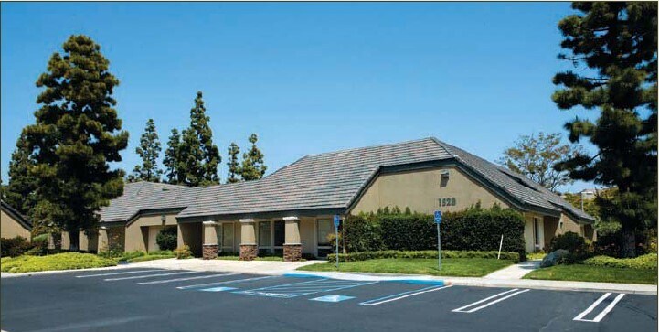 1528 Brookhollow Dr, Santa Ana, CA à louer - Photo de l’immeuble – Image 2 sur 11
