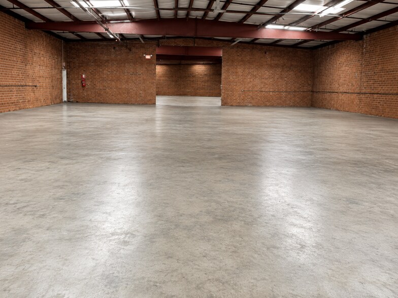111 S Walnut Cir, Greensboro, NC à louer - Photo de l’immeuble – Image 3 sur 6
