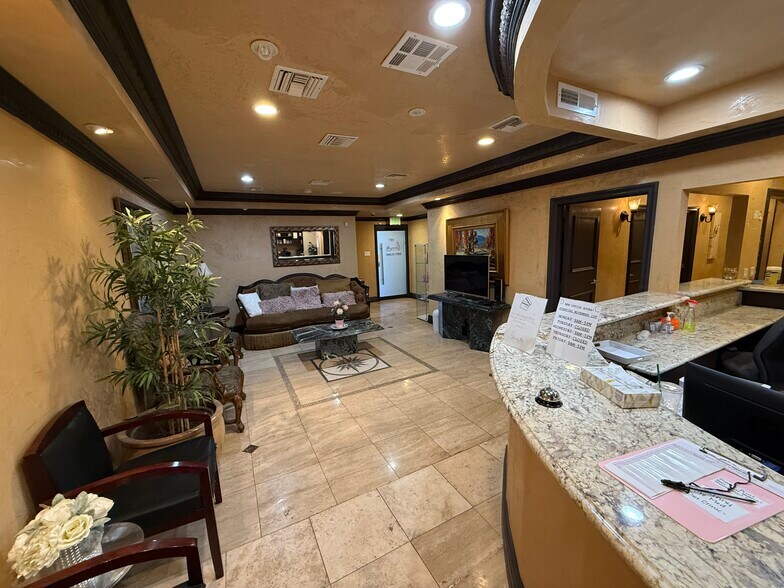 7318 Topanga Canyon Blvd, Canoga Park, CA à louer - Photo intérieure – Image 3 sur 7