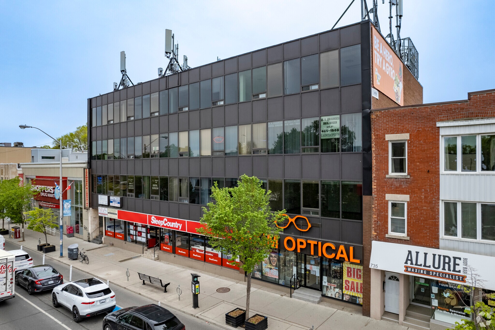 745 Danforth Ave, Toronto, ON à louer Photo principale– Image 1 sur 3