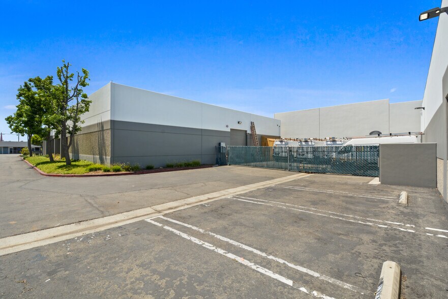 749 N Main St, Orange, CA à vendre - Photo de l’immeuble – Image 3 sur 11