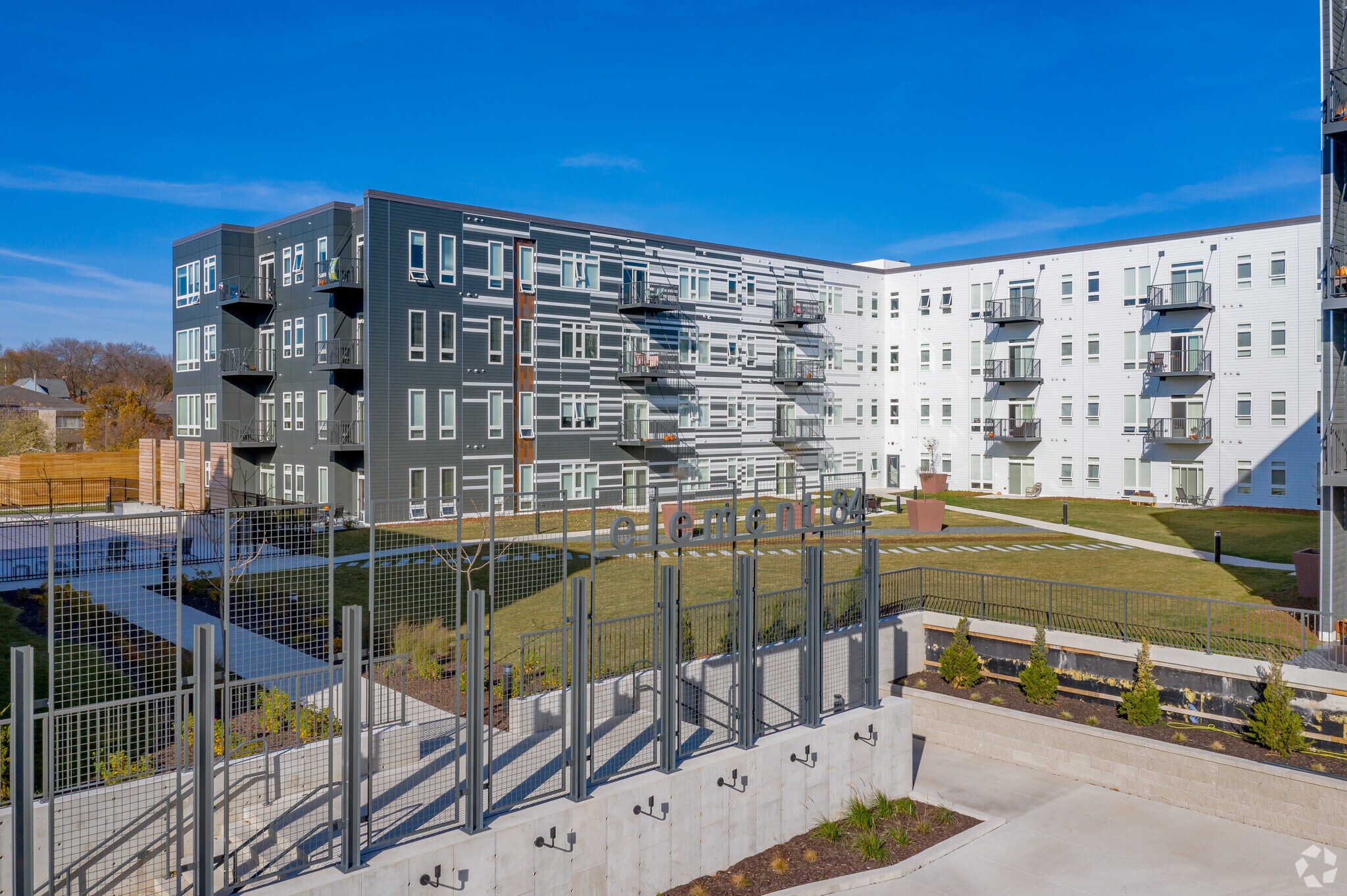 1482 S 84th St, West Allis, WI à louer Photo de l’immeuble– Image 1 sur 65