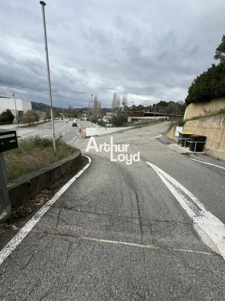 Local d’activités dans La Roquette-sur-Siagne à louer - Photo de l’immeuble – Image 3 sur 4