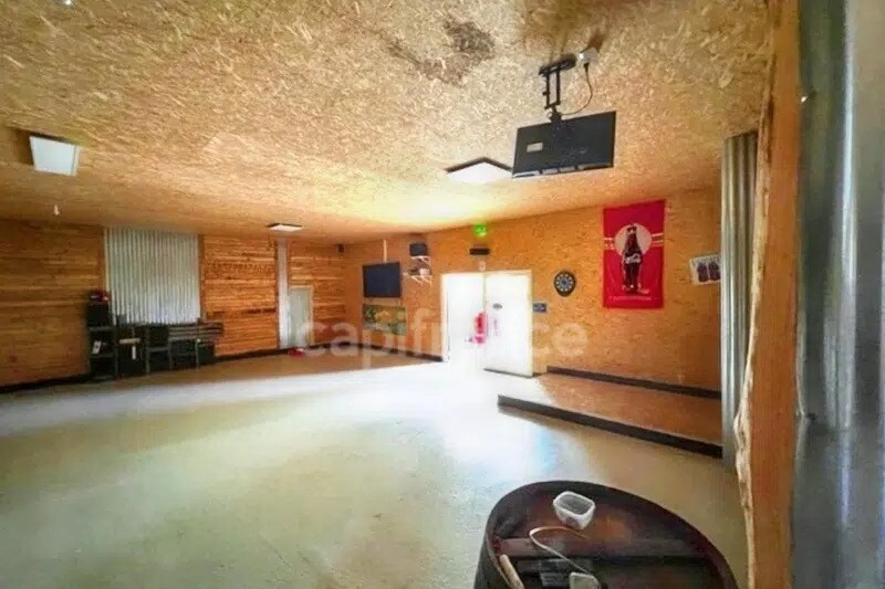 Local d'activités dans Saintes à vendre - Photo de l’immeuble – Image 2 sur 5