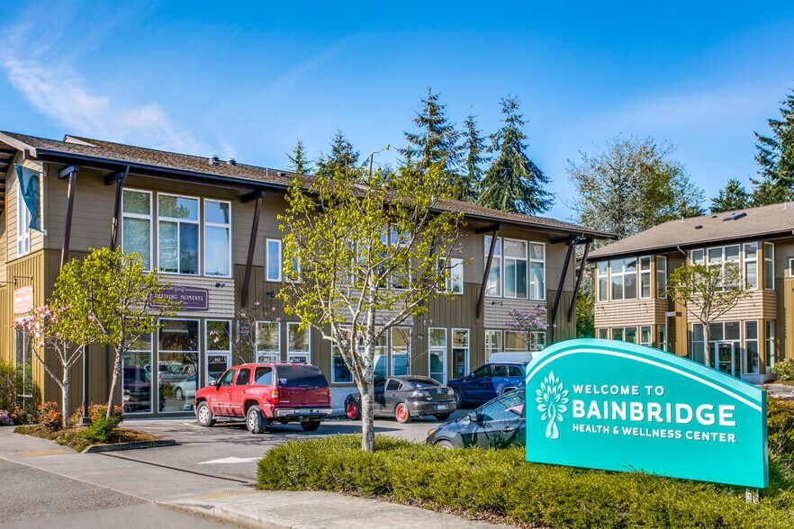 945 Hildebrand Ln NE, Bainbridge Island, WA à louer - Photo de l’immeuble – Image 1 sur 8