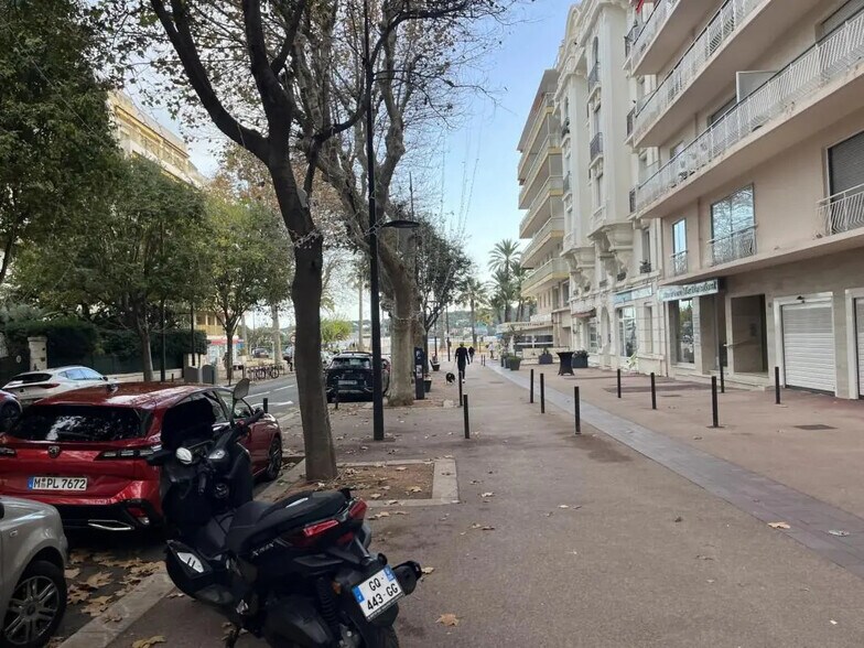 Local commercial dans Antibes à louer - Photo de l’immeuble – Image 1 sur 4