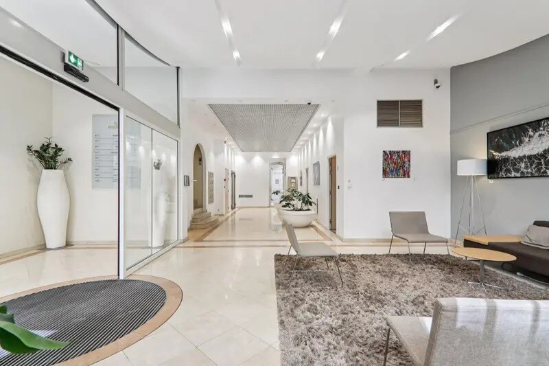 42 Rue De Bassano, Paris à louer - Photo de l’immeuble – Image 3 sur 42