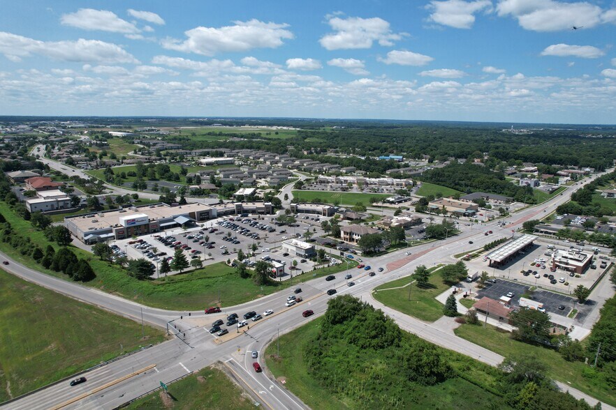 917-937 NE Woods Chapel Rd, Lees Summit, MO à louer - Photo de l’immeuble – Image 2 sur 6