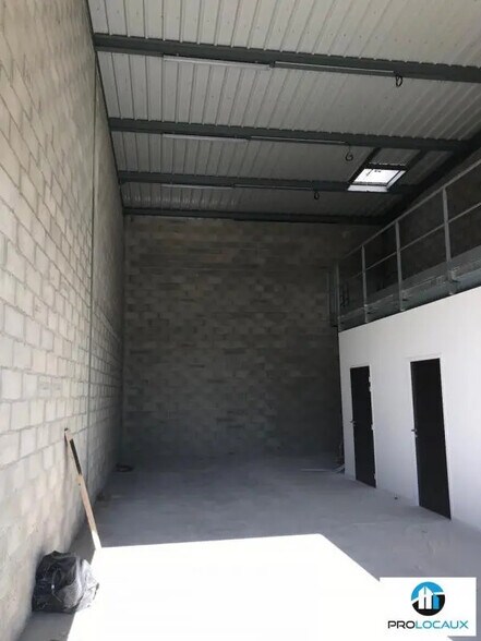 Local d’activités dans Margny-lès-Compiègne à louer - Photo de l’immeuble – Image 2 sur 5