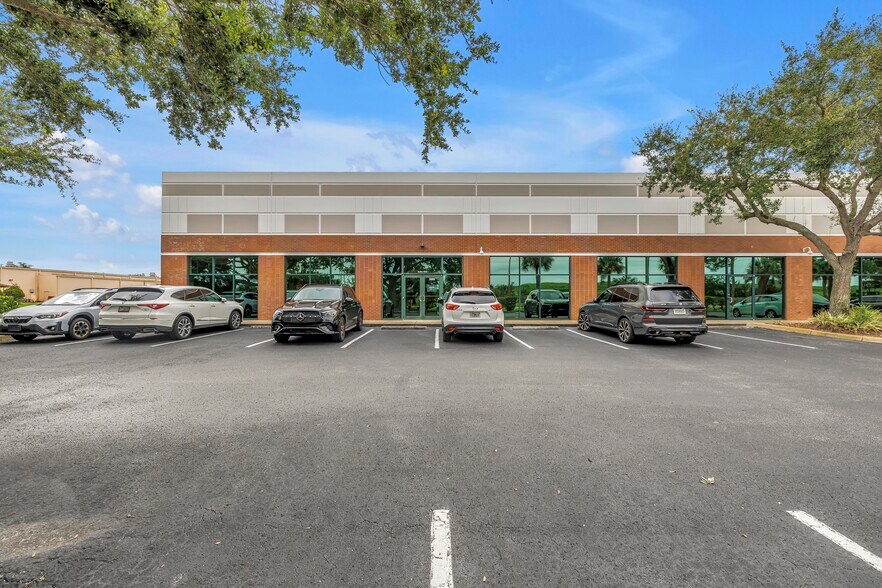 1780 102nd Ave N, Saint Petersburg, FL à louer - Photo de l’immeuble – Image 1 sur 11