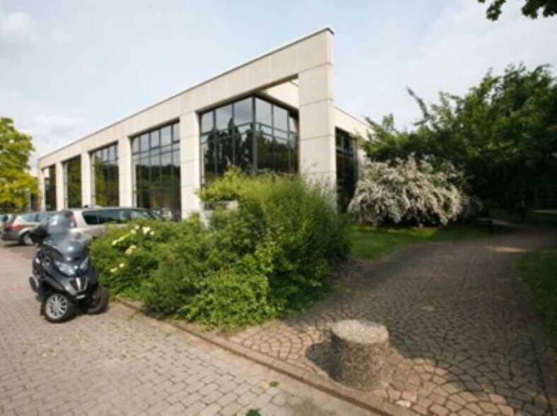 2 Rue Hélène Boucher, Guyancourt à louer - Photo de l’immeuble – Image 1 sur 6