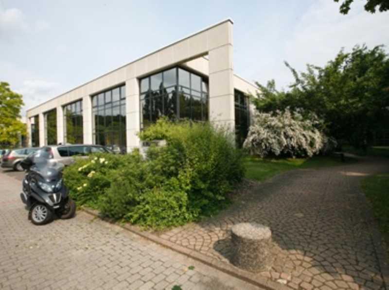 2 Rue Hélène Boucher, Guyancourt à louer Photo de l’immeuble– Image 1 sur 7