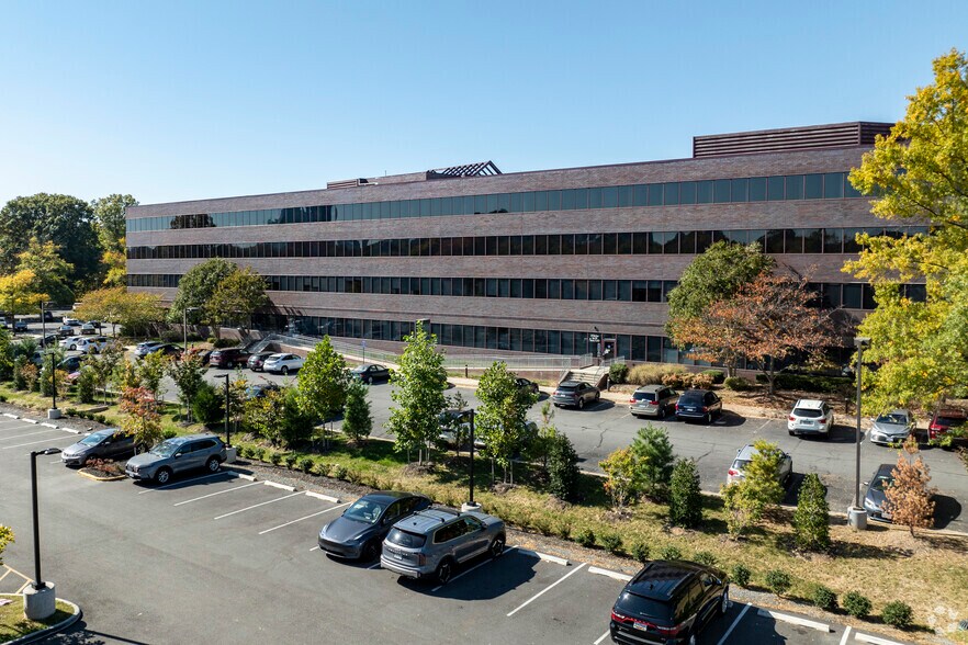 381 Elden St, Herndon, VA à louer - Photo de l’immeuble – Image 3 sur 27